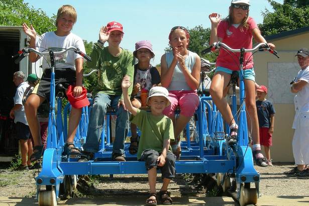 Kinder auf Roller im Erlebniscamp Loire