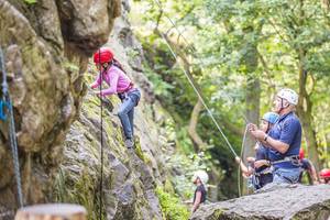 Klettern und Abseilen im FP Familiencamp in Rheinland-Pfalz